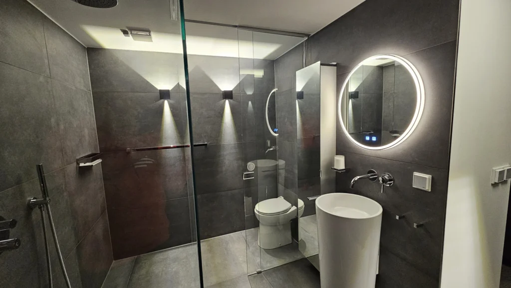 hausboot mit luxus dusche