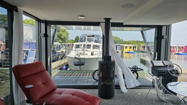 Modernes Hausboot Glasfront
