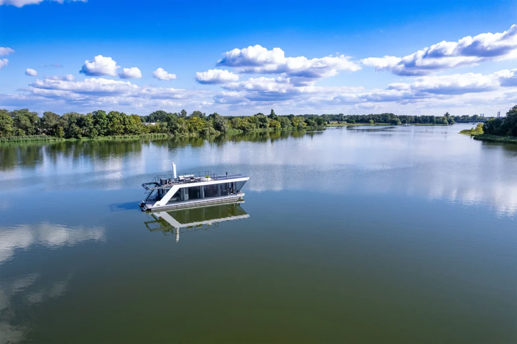 Luxus-Hausboot auf der weiten Havel unter blauem Sommerhimmel