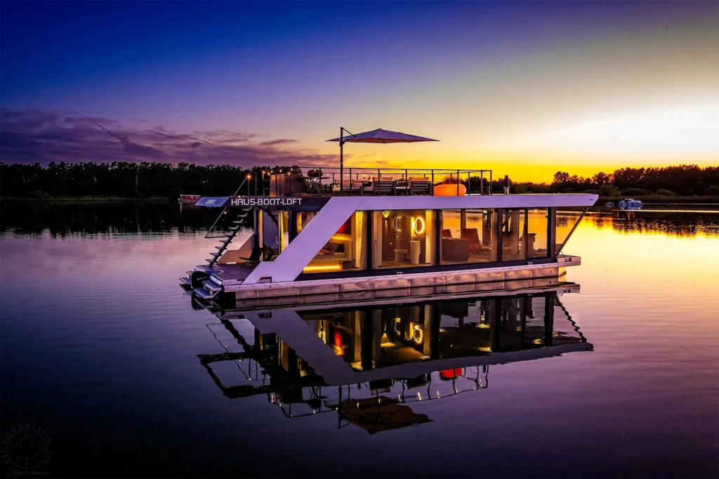 Hausboot HAUS-BOOT-LOFT bei Sonnenuntergang auf der Havel in Brandenburg