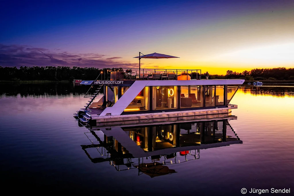 Hausboot HAUS-BOOT-LOFT bei Sonnenuntergang auf der Havel in Brandenburg
